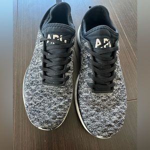 APL gym shows SIZE 7